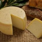 A COSA SERVE L'EUROPA?  A questo:   Commissione Ue diffida Italia: “Permetta di produrre formaggio anche senza latte”
